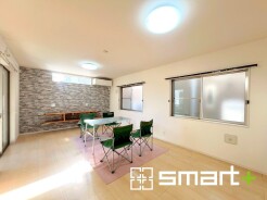 ~余裕の空間が広がるLDK~
・18帖あるLDKはご家族団らんのお時間を余裕の広さで演出してくれます。
・ご内覧の際は家具の配置などもイメージしながらご覧くださいませ。