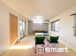 ~ナチュラルな色彩のLDK~
・自然な風合いの色味で纏められたLDKは家具のコーディネートもしやすくなっております。
・どんなインテリアにするか、考えるだけでも楽しくなりますね。