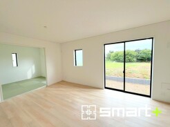 ~家族団らんにピッタリの広々リビング~
・たくさんの窓からたっぷりの陽光が差し込む明るいリビングで寛ぎのひと時を。
・隣接の和室を続き間として利用すれば20.5帖の広々空間になります。