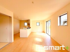 ~穏やかな陽の入るLDK~
・大きな窓のあるLDKは陽当りも良好で明るい空間となっております。
・ご家族団らんなど過ごす時間の多いLDKが明るいのは嬉しいポイントですね。