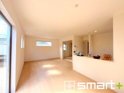 ~日当り良好のLDK~
・たくさんの窓からたっぷりの陽光が差し込む明るいリビングで寛ぎのひと時を。
・出来立てのお料理を運ぶのにも、食器の後片付けもラクラクなカウンターキッチン。