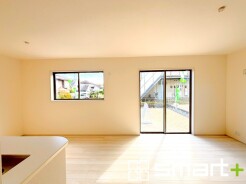 ~穏やかな陽の入るLDK~
・大きな窓のあるLDKは陽当りも良好で明るい空間となっております。
・ご家族団らんなど過ごす時間の多いLDKが明るいのは嬉しいポイントですね。