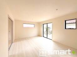 ~日当り良好のLDK~
・たくさんの窓からたっぷりの陽光が差し込む明るいリビングで寛ぎのひと時を。
・柔らかみのあるナチュラルカラーで、家具やカーテンの色も選びやすいです。