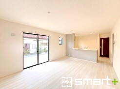 ~穏やかな陽の入るLDK~
・大きな窓のあるLDKは陽当りも良好で明るい空間となっております。
・ご家族団らんなど過ごす時間の多いLDKが明るいのは嬉しいポイントですね。