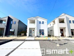 ~白いオシャレな外観~
・シンプルで飽きの来ないホワイトカラーの外観は清潔感ある印象のお住まいになりますね。
・高級感も出るので毎日家に帰るのが誇らしくなります。ぜひ現地でご確認くださいませ。