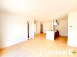 ~家族団らんにピッタリの広々リビング~
・穏やかな陽だまりに包まれる居心地の良いLDKは、ご家族が集まる憩いのスペースに。
・隣接の和室を続き間として利用すれば21帖の広々空間になります。