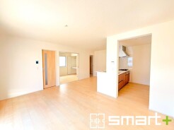 ~家族団らんにピッタリの広々リビング~
・穏やかな陽だまりに包まれる居心地の良いLDKは、ご家族が集まる憩いのスペースに。
・隣接の和室を続き間として利用すれば20帖の広々空間になります。