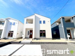 ~白いオシャレな外観~
・シンプルで飽きの来ないホワイトカラーの外観は清潔感ある印象のお住まいになりますね。
・高級感も出るので毎日家に帰るのが誇らしくなります。ぜひ現地でご確認くださいませ。