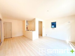 ~日当り良好のLDK~
・窓からたっぷりの陽光が差し込む明るいリビングで寛ぎのひと時を。
・出来立てのお料理を運ぶのにも、食器の後片付けもラクラクなカウンターキッチン。