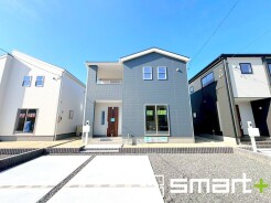 ~シックな色彩の外観を採用~
・外壁に濃い色を採用する事でモダンな印象のシックな外観となっております。
・高級感も出るので毎日家に帰るのが誇らしくなります。ぜひ現地でご確認くださいませ。