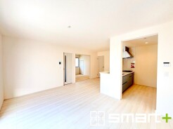 ~家族団らんにピッタリの広々リビング~
・穏やかな陽だまりに包まれる居心地の良いLDKは、ご家族が集まる憩いのスペースに。
・隣接の和室を続き間として利用すれば20帖超の広々空間になります。