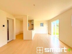 ~日当り良好のLDK~
・窓からたっぷりの陽光が差し込む明るいリビングで寛ぎのひと時を。
・出来立てのお料理を運ぶのにも、食器の後片付けもラクラクなカウンターキッチン。