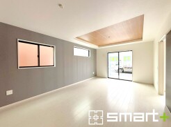 ~穏やかな陽の入るLDK~
・大きな窓のあるLDKは陽当りも良好で明るい空間となっております。
・ご家族団らんなど過ごす時間の多いLDKが明るいのは嬉しいポイントですね。