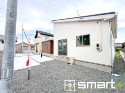 ~平屋で快適な暮らし~
・ワンフロアで開放的な空間が広がる平屋。生活動線がスムーズでご家族とのコミュニケーションも増えますね。
・将来的にもバリアフリー対応がしやすい間取りプランです。