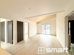 ~穏やかな陽の入るLDK~
・大きな窓のあるLDKは陽当りも良好で明るい空間となっております。
・ご家族団らんなど過ごす時間の多いLDKが明るいのは嬉しいポイントですね。