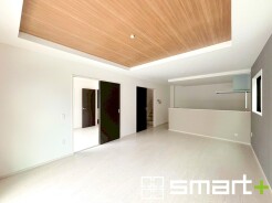 ~折り上げ天井のあるLDK~
・一部天井を高くする折り上げ天井を配する事で縦への空間が生まれ、開放感のある広々とした仕様に。
・ぜひ現地でその魅力をご体感くださいませ。
(1号棟)