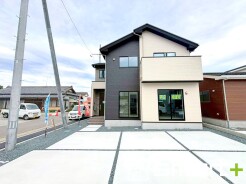 ~落ち着いた雰囲気の外観~
・クラシカルな印象の外観は高級感もあり落ち着いた雰囲気に仕上げております。
・ブリック柄がアクセントとなりオシャレに見せてくれますね。
(1号棟)