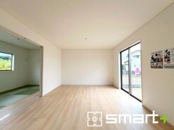 ~家族団らんにピッタリの広々リビング~
・穏やかな陽だまりに包まれる居心地の良いLDKは、ご家族が集まる憩いのスペースに。
・隣接の和室を続き間として利用すれば22帖の広々空間になります。