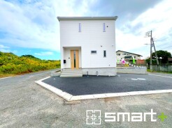 ~シンプルかつオシャレな白い外観~
・外壁をホワイトカラーにする事でクラシカルな印象の外観になりますね。
・高級感も出るので毎日家に帰るのが誇らしくなります。ぜひ現地でご確認くださいませ。
(1号棟)