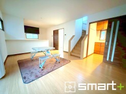 ~ナチュラルな色彩のLDK~
・自然な風合いの色味で纏められたLDKは家具のコーディネートもしやすくなっております。
・どんなインテリアにするか、考えるだけでも楽しくなりますね。