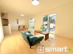 ~穏やかな陽の入るLDK~
・大きな窓のあるLDKは陽当りも良好で明るい空間となっております。
・ご家族団らんなど過ごす時間の多いLDKが明るいのは嬉しいポイントですね。
(2号棟)