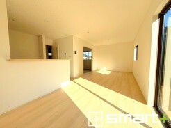 ~家族団らんにピッタリの広々リビング~
・穏やかな陽だまりに包まれる居心地の良いLDKは、ご家族が集まる憩いのスペースに。
・隣接の和室を続き間として利用すれば22帖超の広々空間になります。