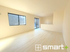 ~穏やかな陽の入るLDK~
・大きな窓のあるLDKは陽当りも良好で明るい空間となっております。
・ご家族団らんなど過ごす時間の多いLDKが明るいのは嬉しいポイントですね。