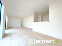 ~穏やかな陽の入るLDK~
・大きな窓のあるLDKは陽当りも良好で明るい空間となっております。
・ご家族団らんなど過ごす時間の多いLDKが明るいのは嬉しいポイントですね。