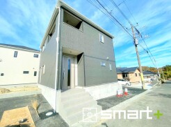 ~シックな色彩の外観を採用~
・外壁に濃い色を採用する事でモダンな印象のシックな外観となっております。
・高級感も出るので毎日家に帰るのが誇らしくなります。ぜひ現地でご確認くださいませ。