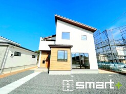 ~モダンな印象の外観~
・ホワイトカラーに木目調をアクセントとしたことで温かみのある落ち着いた印象の外観。
・幅広いテイストにマッチし、高級感を与えてくれるデザインに仕上げました。