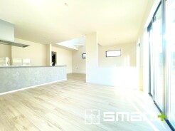 ~穏やかな陽の入るLDK~
・大きな窓のあるLDKは陽当りも良好で明るい空間となっております。
・ご家族団らんなど過ごす時間の多いLDKが明るいのは嬉しいポイントですね。