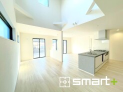 ~吹抜けのあるLDK~
・LDKに吹抜けを配する事で縦への空間が生まれ、開放感のある広々とした仕様に。
・ご来客の際なども自慢できるような高級仕様のLDKとなっております。