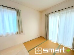 ~「和みの部屋」和室をご用意~
LDKには、畳コーナーもあります。
・ゴロンと寝転がったり、お子様のいるご家庭ではお子様を寝かしつけたり、などご活用いただける和室をご用意。
・やはり畳の香りは心が落ち着きますね。