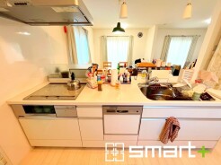 ~人気のカウンターキッチン~
・キッチンには余計な柱が無いので、リビングが見渡せ開放感のある造りとなっております。
・蛇口には浄水器が内蔵されるなど機能面でも優れたキッチンです。