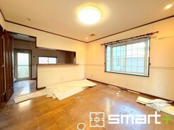 ~ナチュラルな色彩のLDK~
・自然な風合いの色味で纏められたLDKは家具のコーディネートもしやすくなっております。
・どんなインテリアにするか、考えるだけでも楽しくなりますね。