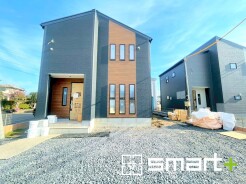 ~モダンな印象の外観~
・ネイビーカラーに木目調のデザインは重厚感ある印象になりますね。
・高級感のあるシンプルなデザインも人気です。