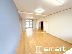 ~ナチュラルな色彩のLDK~
・自然な風合いの色味で纏められたLDKは家具のコーディネートもしやすくなっております。
・どんなインテリアにするか、考えるだけでも楽しくなりますね。