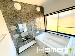 ~暖房乾燥機付きの浴室~
・ヒートショック対策にもなる浴室暖房を標準装備。冬場でも暖かくしてからご入浴が可能です。
・もちろん乾燥機も付いておりますので、雨の日でも洗濯物を干せますよ。