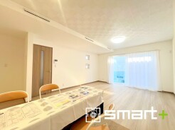 ~ナチュラルな色彩のLDK~
・自然な風合いの色味で纏められたLDKは家具のコーディネートもしやすくなっております。
・どんなインテリアにするか、考えるだけでも楽しくなりますね。