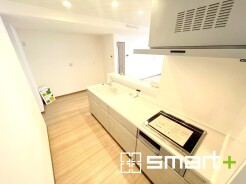 ~人気のカウンターキッチン~
・キッチンには余計な柱が無いので、リビングが見渡せ開放感のある造りとなっております。
・汚れの付きづらい天板、水はけの良いシンクなど機能面でも充実の仕様。