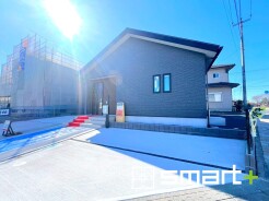 ~シックな色彩の外観を採用~
・外壁に濃い色を採用する事でモダンな印象のシックな外観となっております。
・高級感も出るので毎日家に帰るのが誇らしくなります。ぜひ現地でご確認くださいませ。