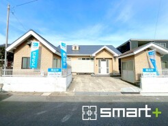 ~閑静な住宅街の立地~
・周辺は閑静な住宅街となっておりますので、静かな暮らしをご実現いただけます。
・前面道路の交通量も多くないので、小さなお子様がいるご家庭でもご安心ですね。