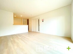 ~ナチュラルな色彩のLDK~
・自然な風合いの色味で纏められたLDKは家具のコーディネートもしやすくなっております。
・どんなインテリアにするか、考えるだけでも楽しくなりますね。