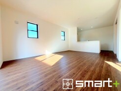 ~明るいLDK~
・ご家族でゆったり寛げる広々リビングは、大きな窓からたっぷりの陽光が差し込む明るい空間。
・出来立てのお料理を運ぶのにも、後片付けもラクラクのカウンターキッチン。