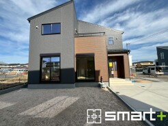 ~モダンな印象の外観~
・木目調の外壁アクセントは幅広いテイストにマッチし、住まいに温かみを与えてくれる人気のデザイン。
・見た目に重厚感が生まれ、高級感のある仕様となっております。