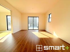 ~穏やかな陽の入るLDK~
・大きな窓のあるLDKは陽当りも良好で明るい空間となっております。
・ご家族団らんなど過ごす時間の多いLDKが明るいのは嬉しいポイントですね。