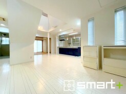 ~余裕の空間が広がるLDK~
・25帖あるLDKはご家族団らんのお時間を余裕の広さで演出してくれます。
・ご内覧の際は家具の配置などもイメージしながらご覧くださいませ。