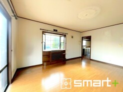 ~ナチュラルな色彩のLDK~
・自然な風合いの色味で纏められたLDKは家具のコーディネートもしやすくなっております。
・どんなインテリアにするか、考えるだけでも楽しくなりますね。