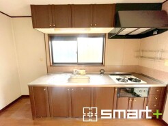 ~リビングを有効活用~
・キッチンは対面式ではなく壁側にございますので、お部屋の中の空間を有効活用できます。
・現地ではぜひ家具の配置などもイメージしながらご見学くださいませ。