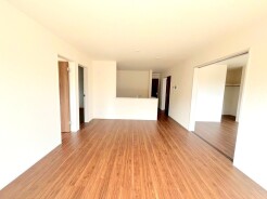 ~ナチュラルな色彩のLDK~
・自然な風合いの色味で纏められたLDKは家具のコーディネートもしやすくなっております。
・どんなインテリアにするか、考えるだけでも楽しくなりますね。